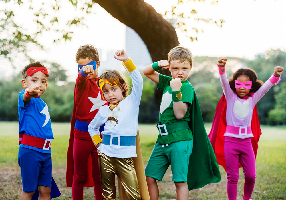 emotional starke Kinder in Superhelden Kostümen